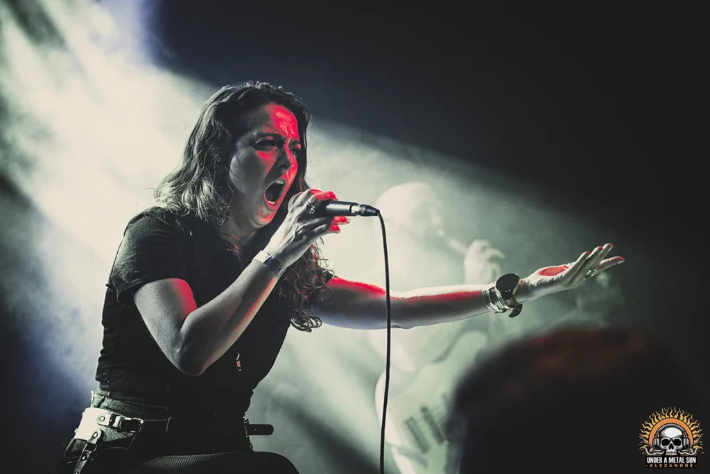 Emilie et ses growls puissants lors du concert à La Moba du 9 mai 2025 - Under a Metal Sun Emilie et ses growls puissants lors du concert à La Moba du 9 mai 2025 - Under a Metal Sun