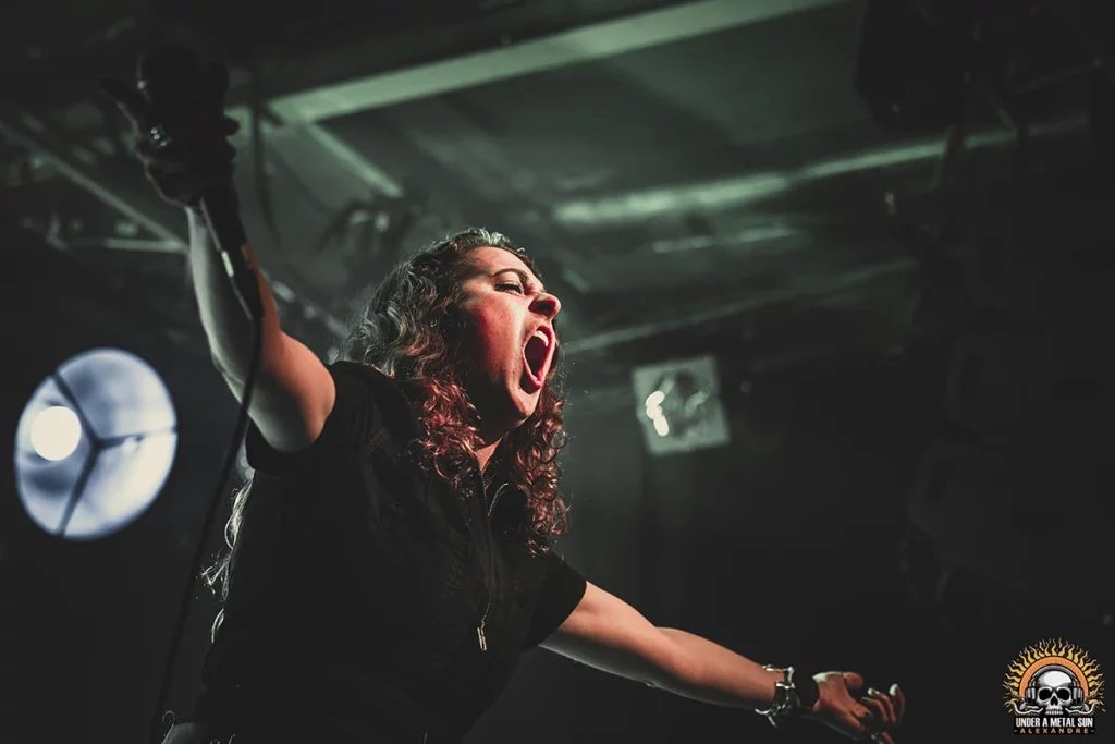 gravity-la-moba--under-a-metal-sun-28