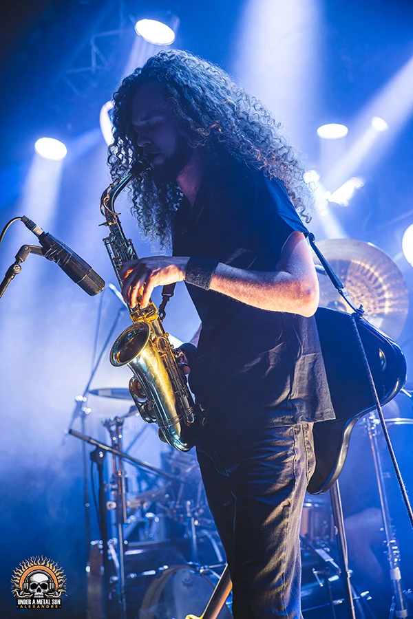 Baptiste, bassiste et saxophoniste du groupe Septaria - © Under a Metal Sun Baptiste, bassiste et saxophoniste du groupe Septaria - © Under a Metal Sun