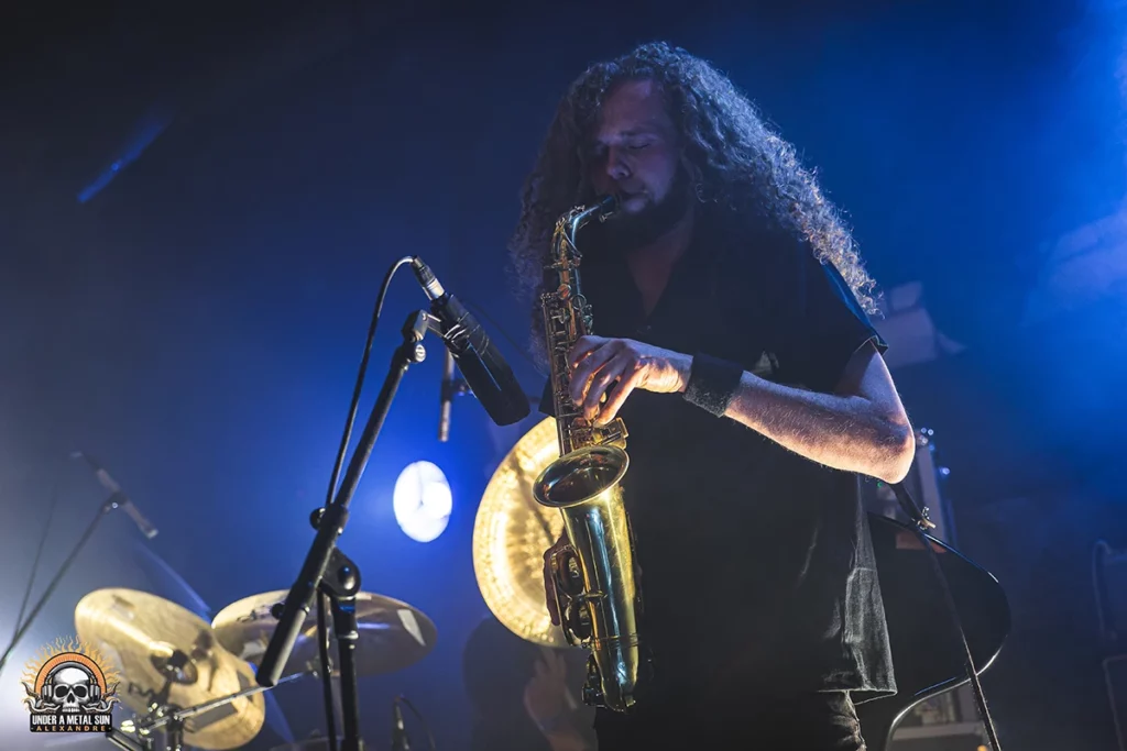 Baptiste et son saxo sur Sky's words en fin de concert - © Under a Metal Sun Baptiste et son saxo sur Sky's words en fin de concert - © Under a Metal Sun