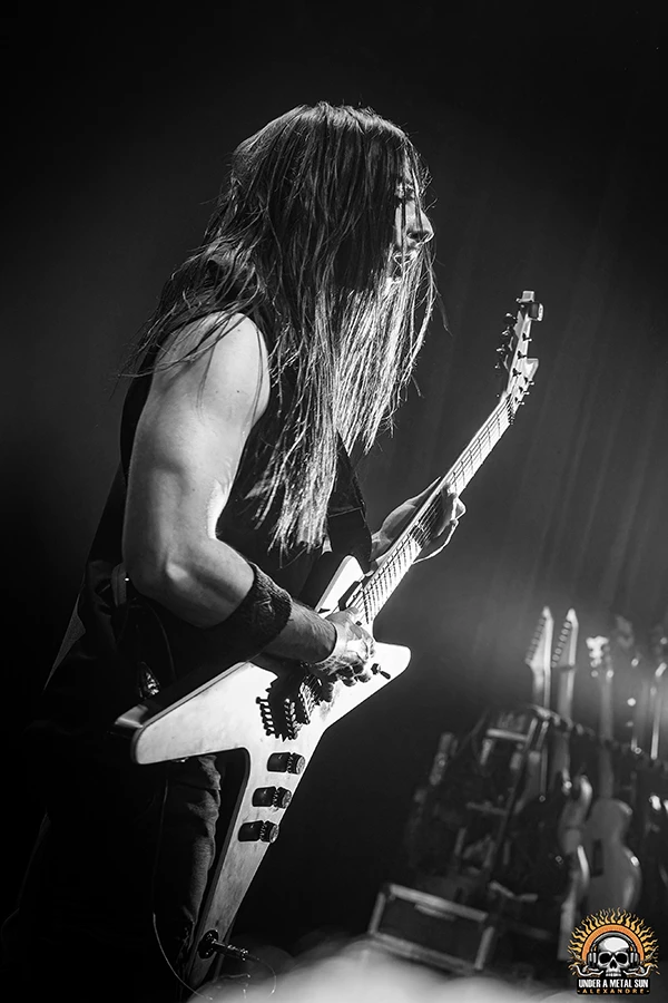 Portrait en noir et blanc de Damien, guitariste de Stone Horns - Under a Metal Sun