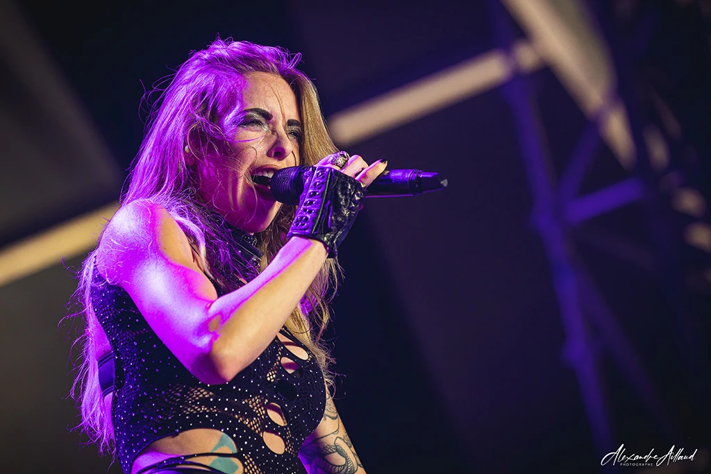 Laura Guldemond avec Burning Witches au Hellfest -- Under a Metal Sun