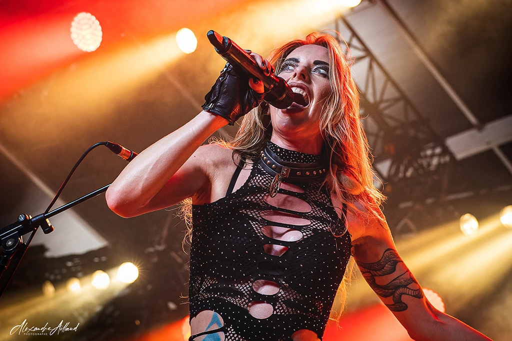 Laura Guldemond avec Burning Witches -- Under a Metal Sun