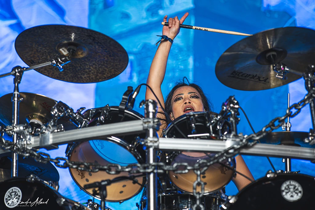 Lala Frischknecht sur la scène d'Altar - Under a Metal Sun