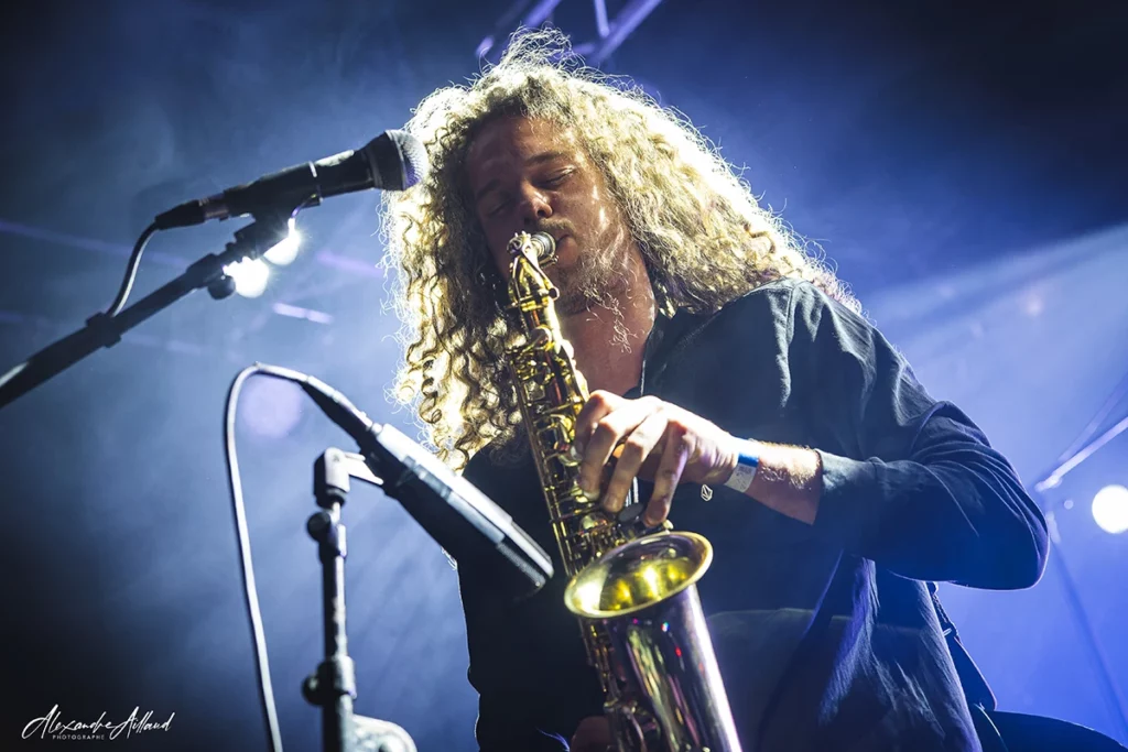 Baptiste laisse sa basse pour prendre le saxo sur Sky's words - © Under a Metal Sun