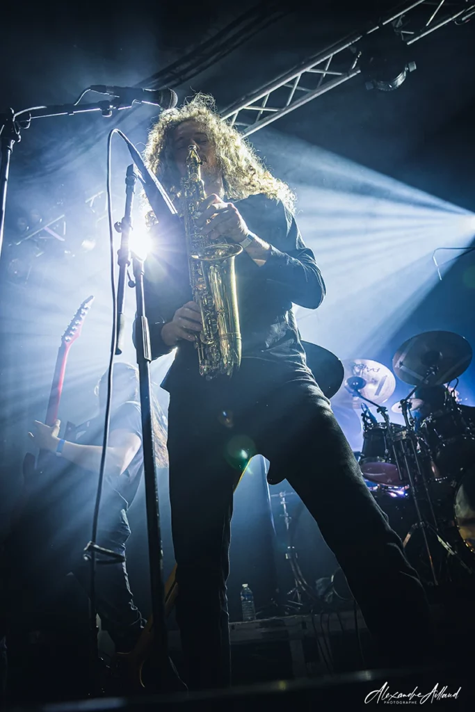 Baptiste laisse sa basse pour prendre le saxo sur Sky's words - © Under a Metal Sun