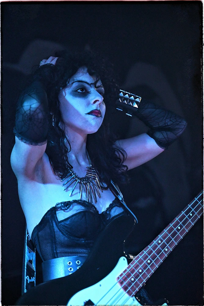 La bassiste de Pegaliilem au Molotov de Marseille le 15 février 2026 - Under a Metal Sun