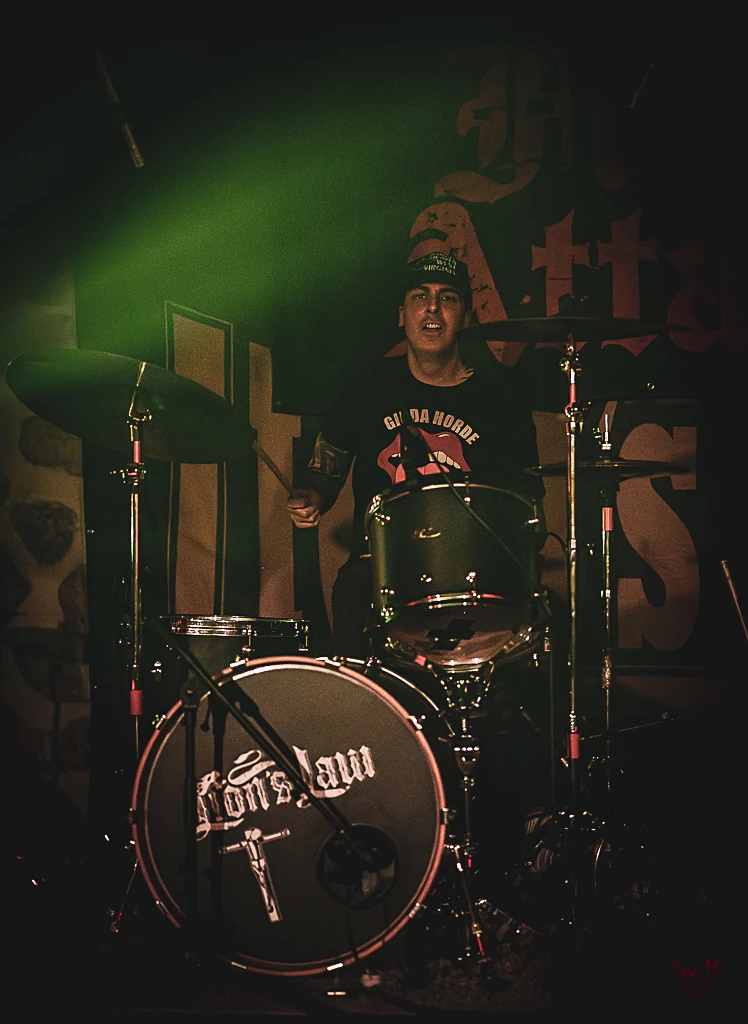 Le batteur de No Time - Under a Metal Sun