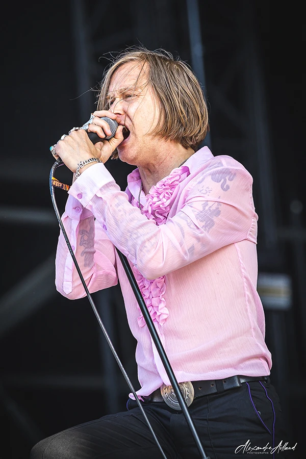 Dennis Lyxzén, frontman de REFUSED au Hellfest 2025 - © Under a Metal Sun