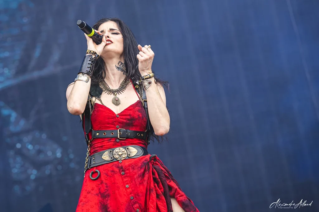 Clémentine, chanteuse de Visions of Atlantis au Hellfest 2025 - Under a Metal Sun