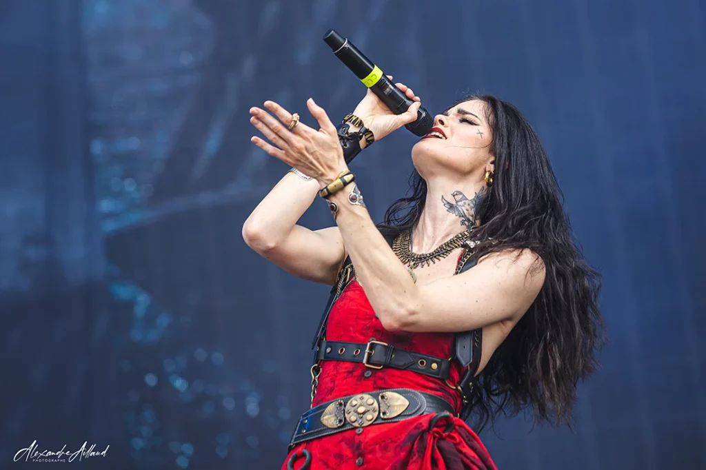 Clémentine, chanteuse de Visions of Atlantis au Hellfest 2025 - Under a Metal Sun