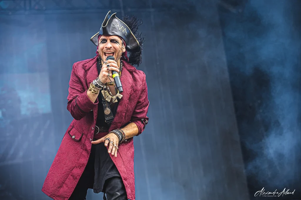 Michele Guaitoli, chanteur de Visions of Atlantis au Hellfest 2025 - Under a Metal Sun