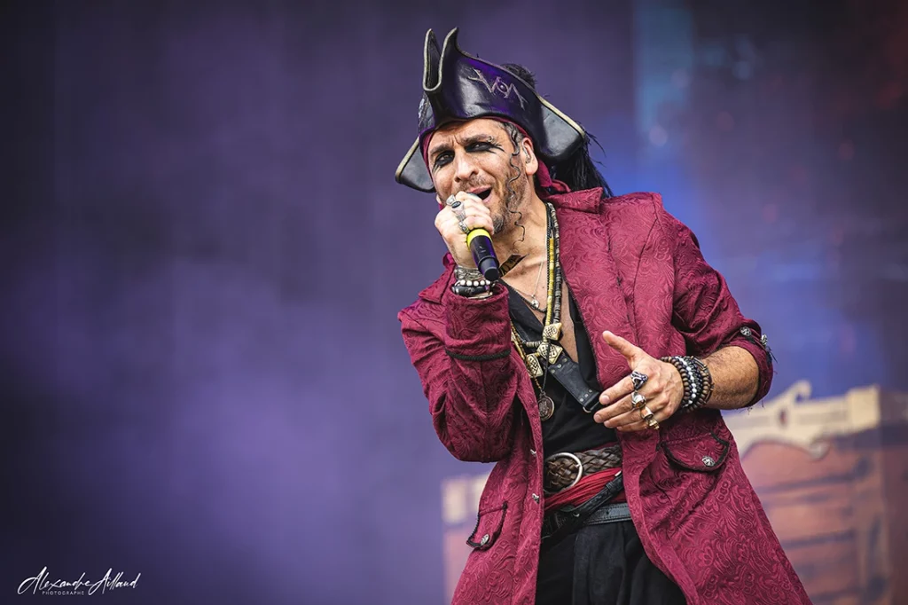 Michele Guaitoli, chanteur de Visions of Atlantis au Hellfest 2025 - Under a Metal Sun