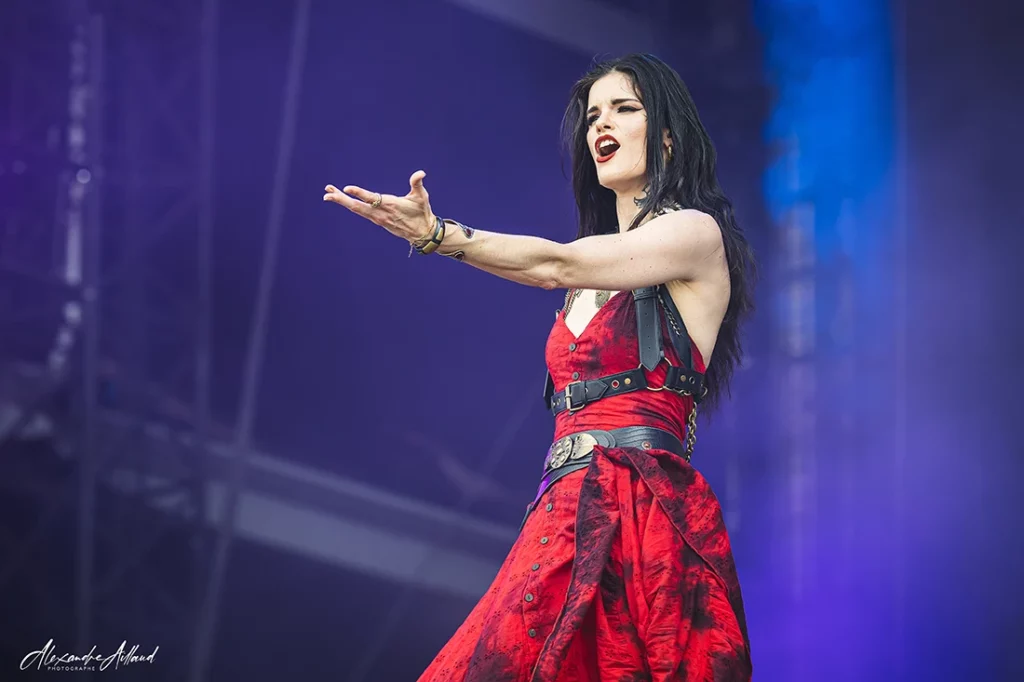 Clémentine, chanteuse de Visions of Atlantis au Hellfest 2025 - Under a Metal Sun