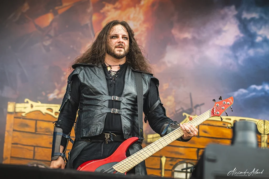 Herbert Glos, bassiste de Visions of Atlantis au Hellfest 2025 - Under a Metal Sun