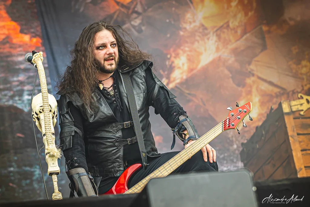 Herbert Glos, bassiste de Visions of Atlantis au Hellfest 2025 - Under a Metal Sun