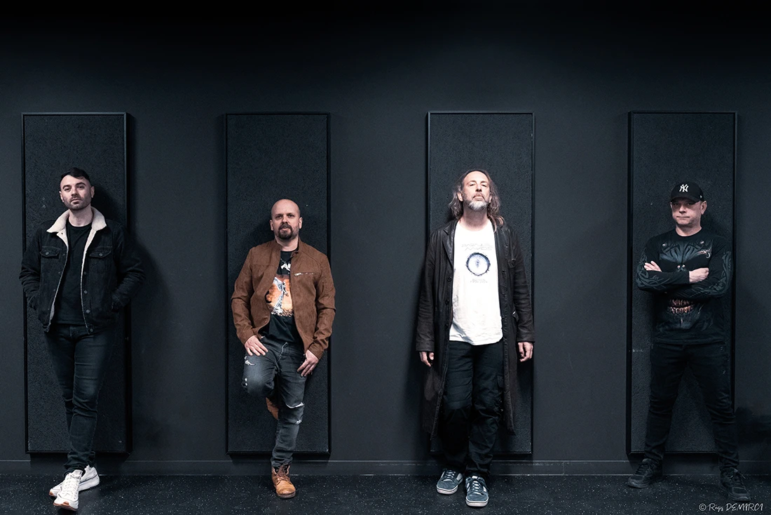 PARALLEL MINDS - Under a Metal Sun