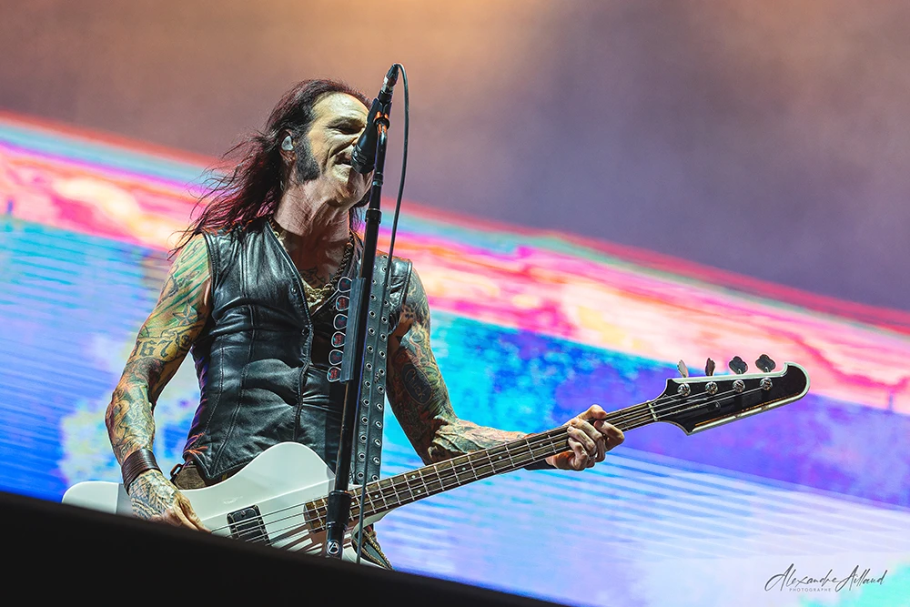 Chuck Garric, bassiste d'Alice Cooper au Hellfest 2026 - © Under a Metal Sun
