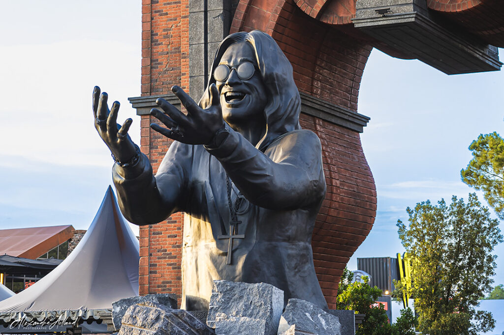 Statue en hommage à Ozzy Osbourne à l'entrée du Hellfest - Under a Metal Sun