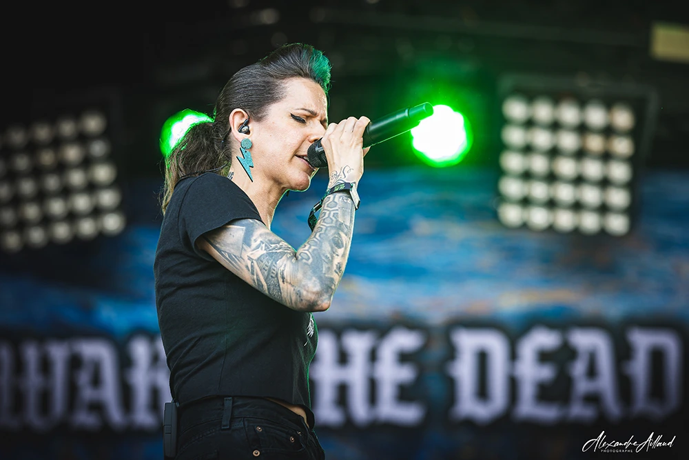 Aleksandra la chanteuse de Wake the Dead au Hellfest 2026 - © Under a Metal Sun