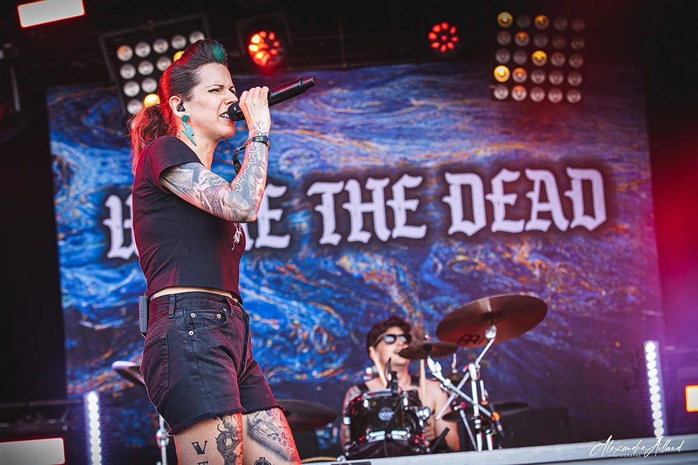 Aleksandra la chanteuse de Wake the Dead au Hellfest 2026 - © Under a Metal Sun