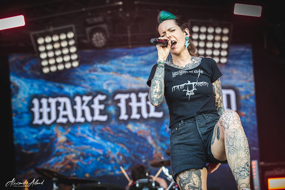 Aleksandra la chanteuse de Wake the Dead au Hellfest 2026 - © Under a Metal Sun