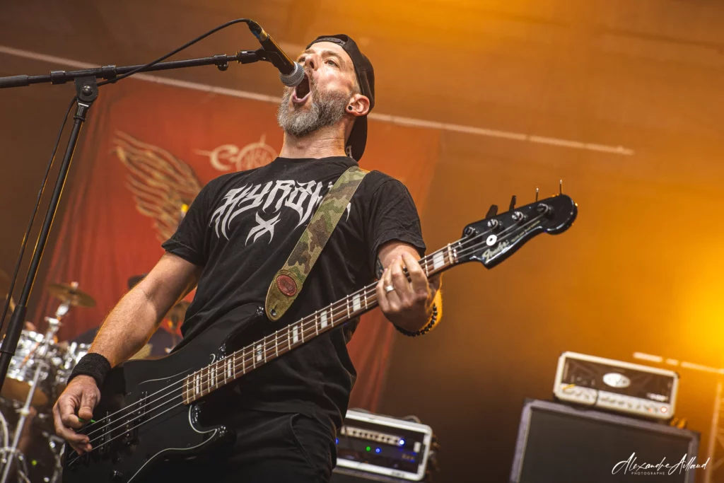 Romain, bassiste d'eOn au Volcanic Fest 2026 - Under a Metal Sun