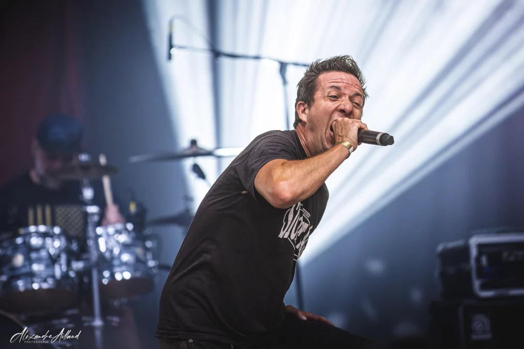 Flo, chanteur d'eOn au Volcanic Fest 2026 - Under a Metal Sun