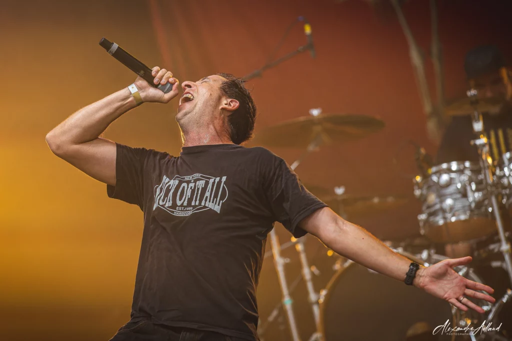 Flo, chanteur d'eOn au Volcanic Fest 2026 - Under a Metal Sun