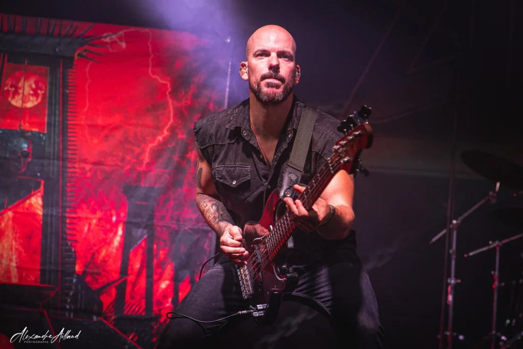 Le bassiste d'ADX - Under a Metal Sun